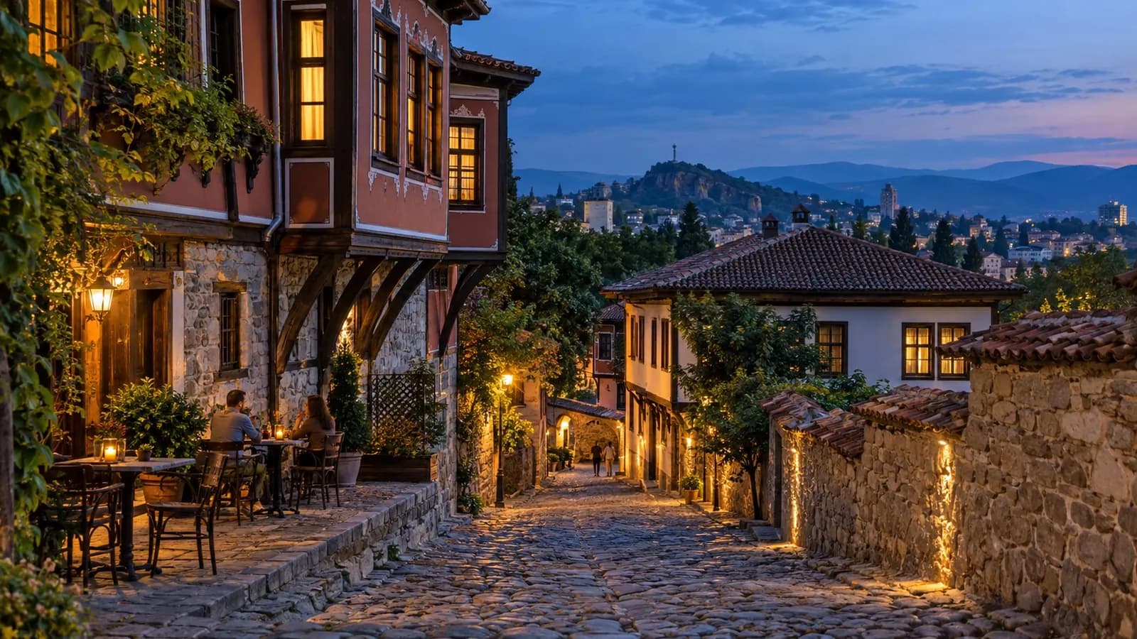KI-generierte Altstadtgasse am Abend mit traditionellen Häusern, inspiriert von Plovdiv in Bulgarien