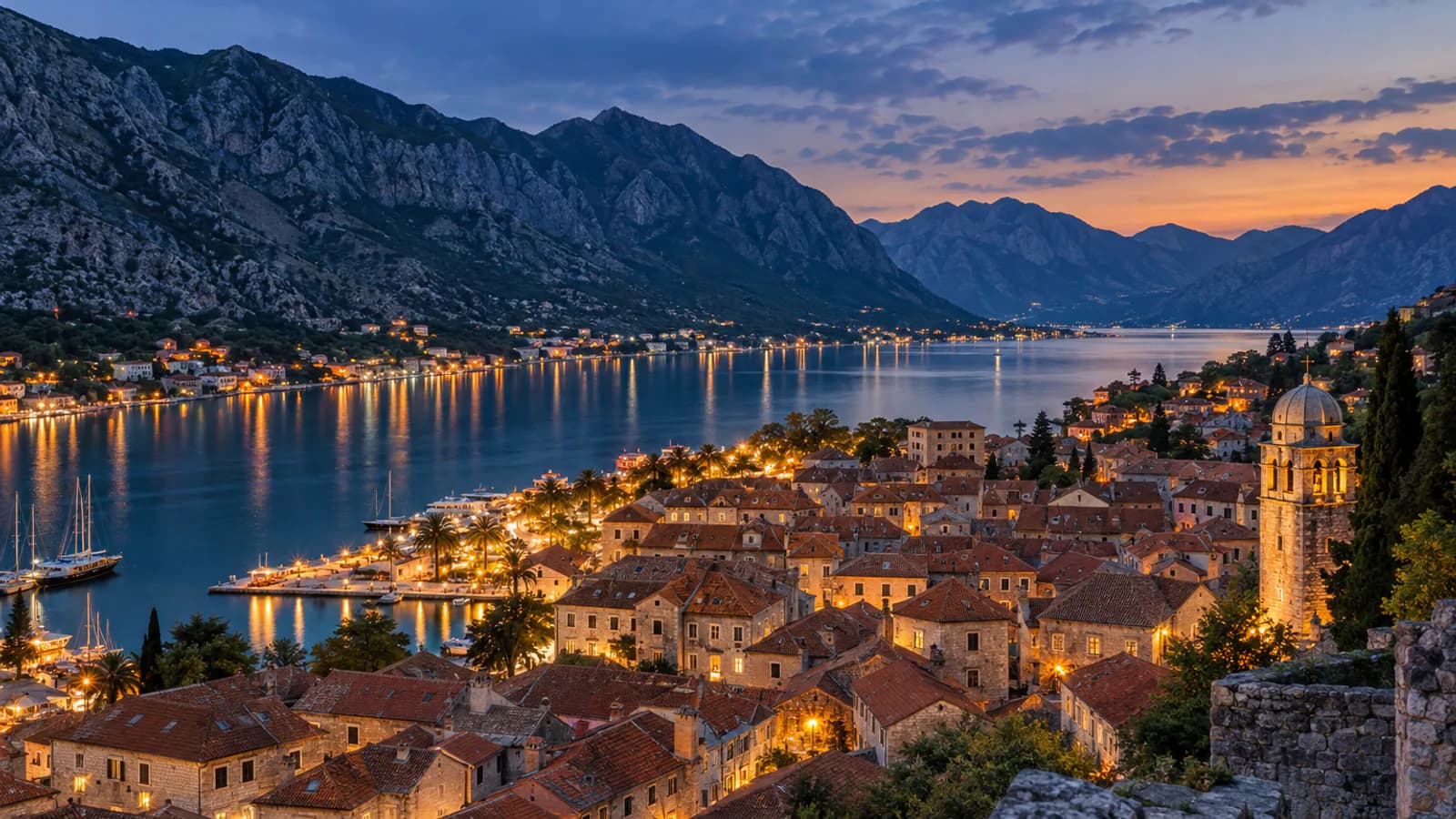 Kotor und Bucht bei Abendlicht – KI-Illustration KI-generierte Abendansicht der Altstadt und Bucht, inspiriert von Kotor in Montenegro