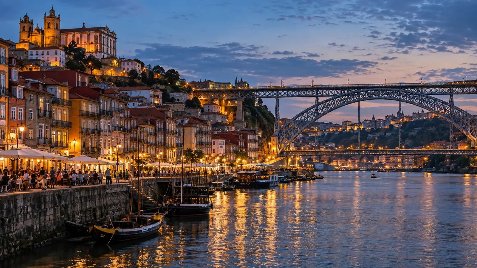 KI-generierte Abendansicht einer Uferpromenade und Brücke, inspiriert von Porto in Portugal