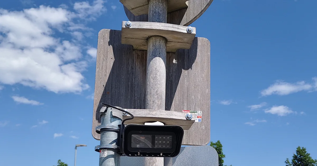 Dokumentationsfoto eines technischen Erfassungsgeräts an einer Zufahrt beim Lakeside Park in Klagenfurt