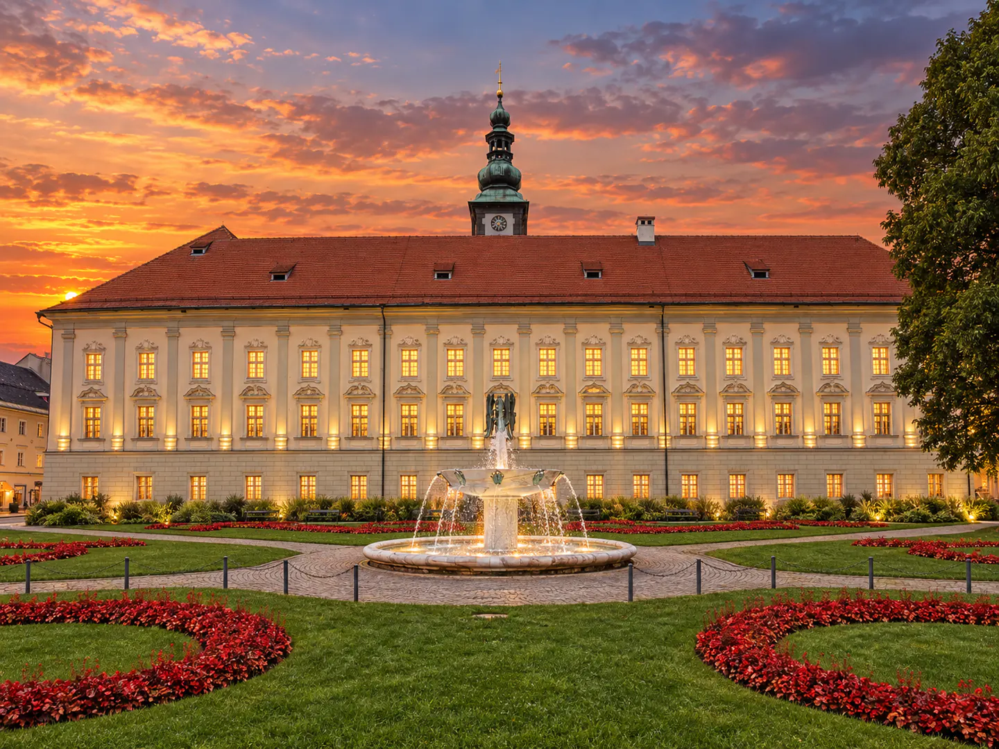 KI-generierte Stadtvisualisierung mit historischer Architektur, Brunnen und Abendhimmel in Klagenfurt am Wörthersee