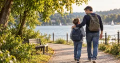 Scheidungsrecht für Männer – Vater und Kind finden Orientierung Vater und Sohn gehen gemeinsam an einem See – Visualisierung zum Scheidungsrecht für Männer
